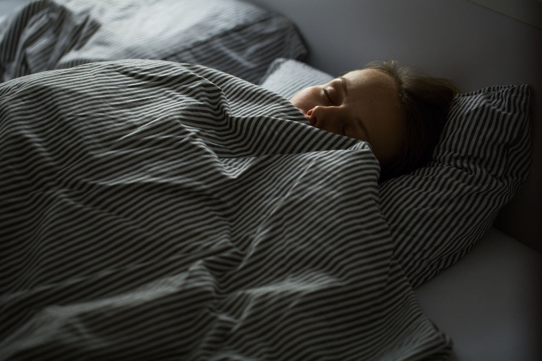 Besser einschlafen: Die besten Tipps, Tricks & Hausmittel um abends besser einschlafen zu können